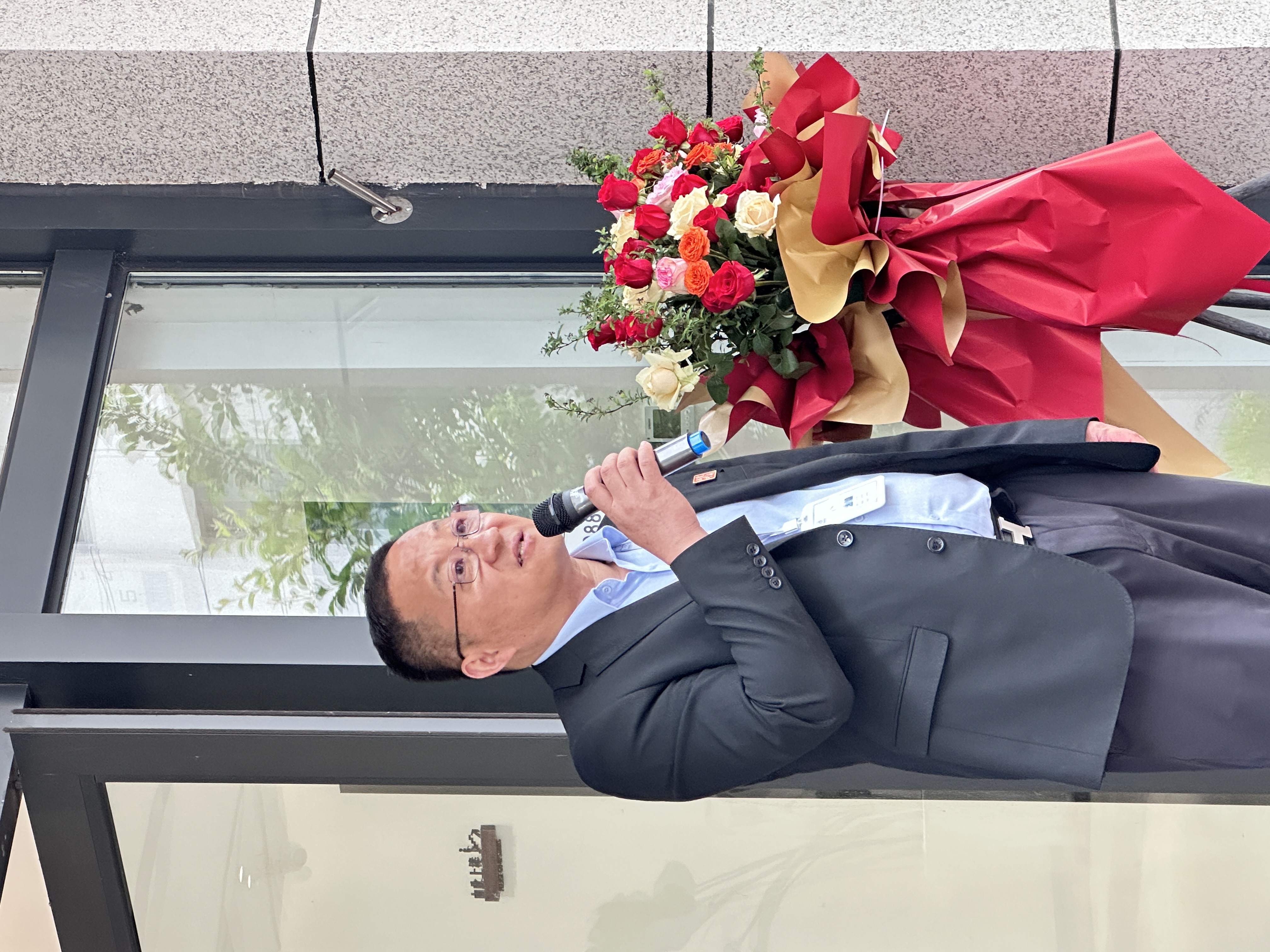 Two Stars Shining Together Illuminate a New Journey; Patriotic Sentiments Forge the Corporate Spirit ——The Ceremony for the Establishment and Dedication of the Party Branch and Trade Union of Zhengzhou Lianhua Petrochemical Co., Ltd. Was Grandly Held